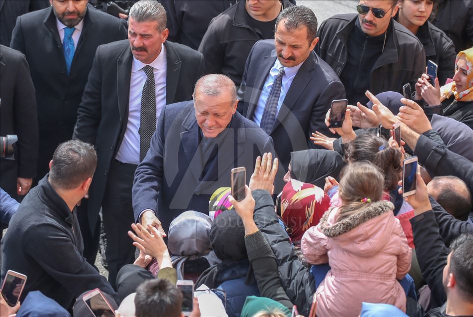 Presiden Turki Recep Tayyip Erdogan berikan suaranya dalam pemilihan lokal Turki