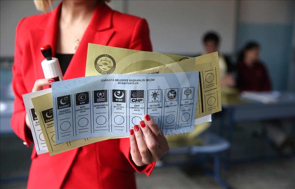 Жители Турции голосуют на муниципальных выборах