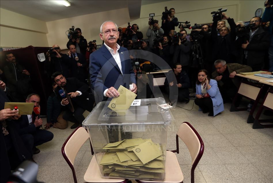 Chairman of the CHP Kemal Kilicdaroglu casts his vote in Turkey's local elections