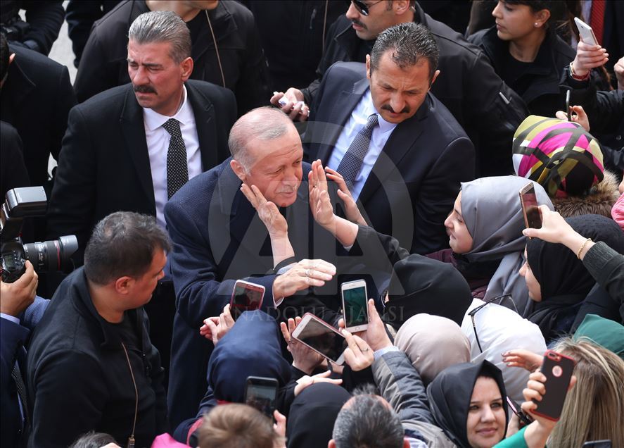 Presiden Turki Recep Tayyip Erdogan berikan suaranya dalam pemilihan lokal Turki