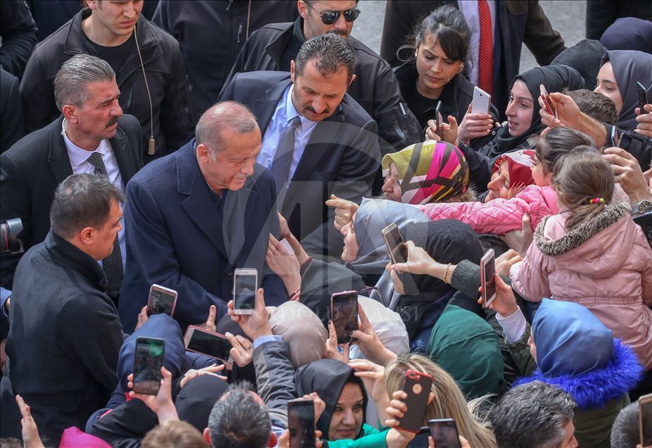 Presiden Turki Recep Tayyip Erdogan berikan suaranya dalam pemilihan lokal Turki