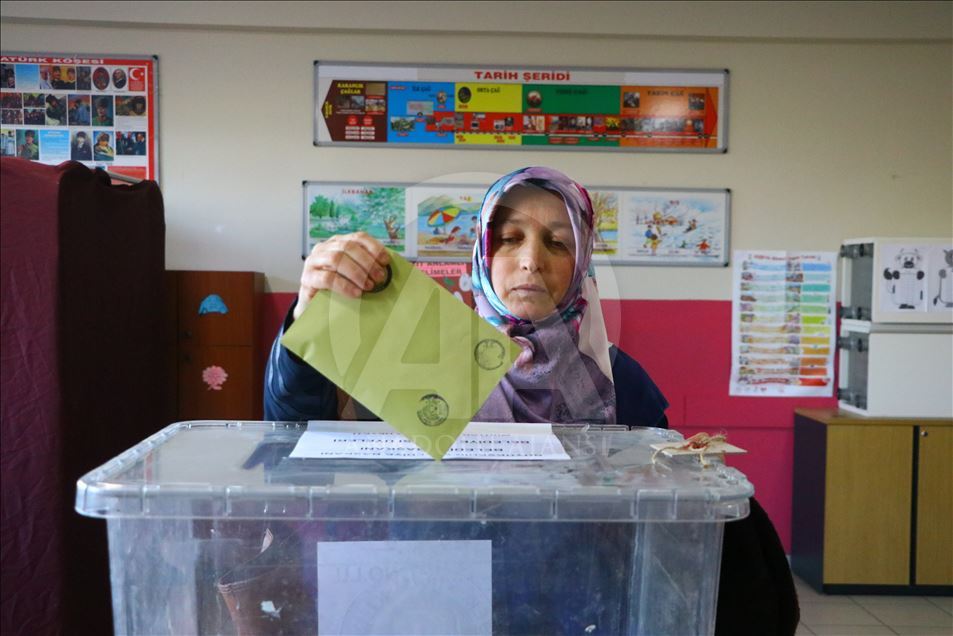 Жители Турции голосуют на муниципальных выборах