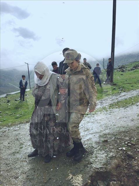انتقال سالمندان به مراکز رای دهی توسط نیروهای ژاندارمری ترکیه