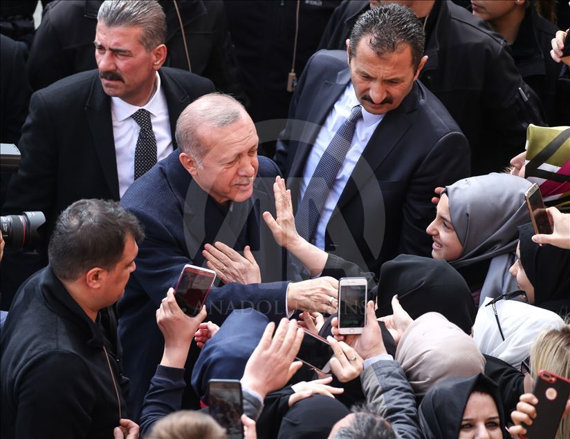 Presiden Turki Recep Tayyip Erdogan berikan suaranya dalam pemilihan lokal Turki