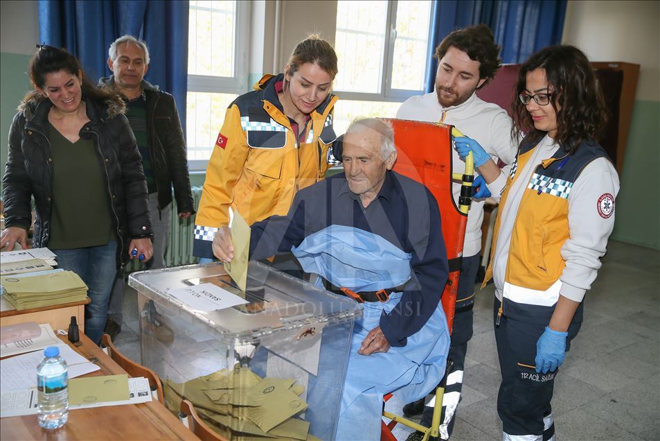 İzmir'de hastalar oy kullanmaya ambulansla götürüldü