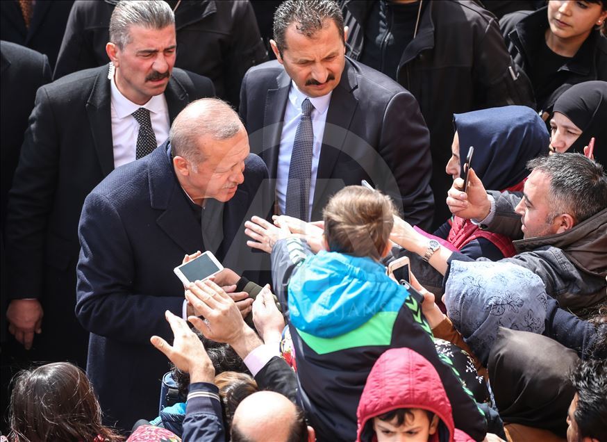 Presiden Turki Recep Tayyip Erdogan berikan suaranya dalam pemilihan lokal Turki