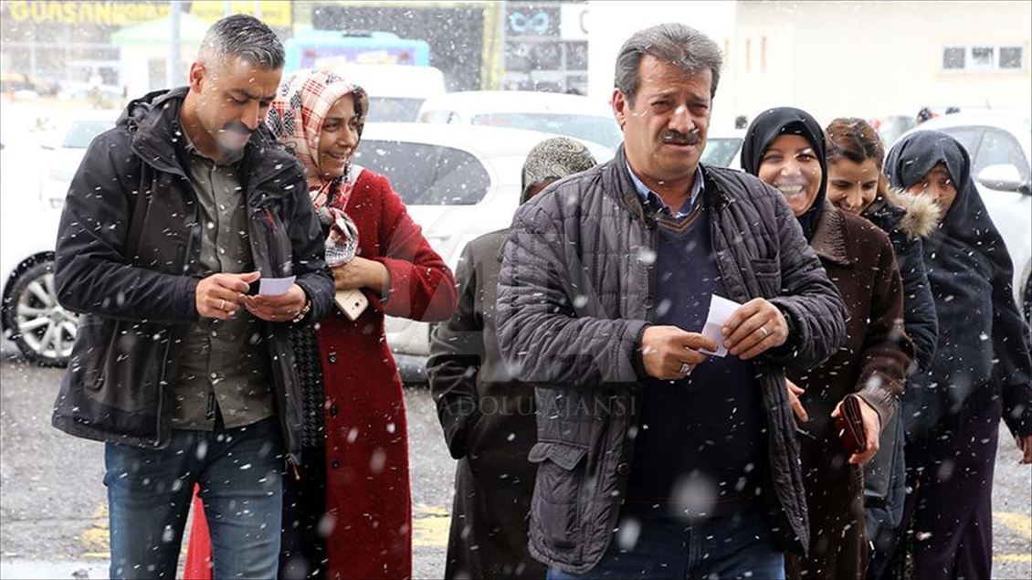 شرکت گسترده اقشار مختلف مردم ترکیه در انتخابات علی‌رغم تمام مشکلات