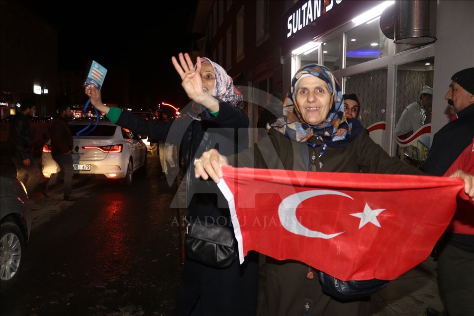"Herkese hizmet boynumun borcudur"