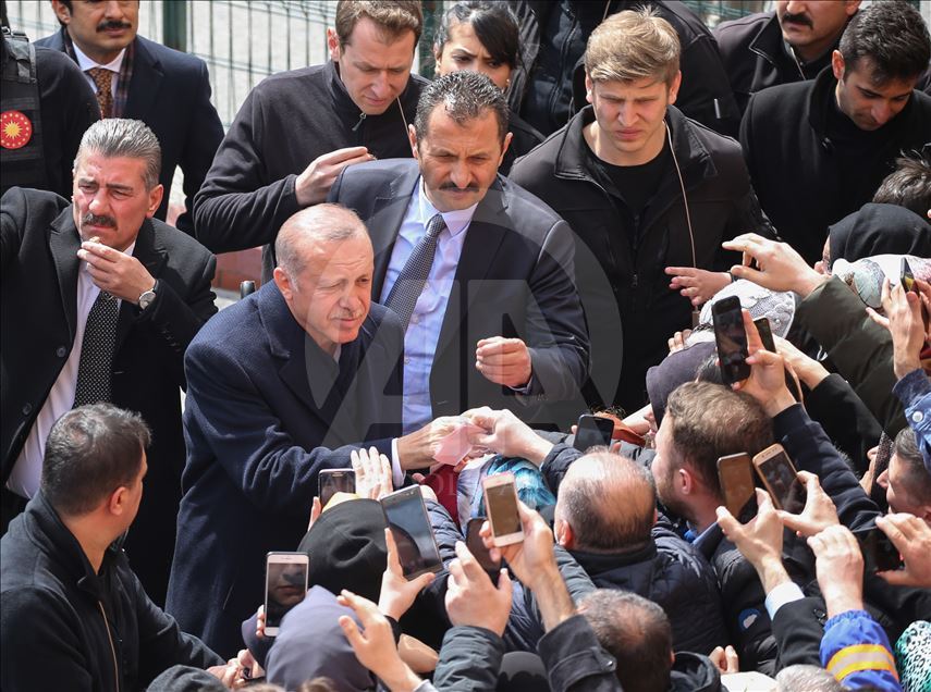 Presiden Turki Recep Tayyip Erdogan berikan suaranya dalam pemilihan lokal Turki