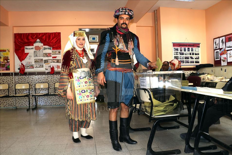 "Efe kıyafeti" ile oy kullandılar