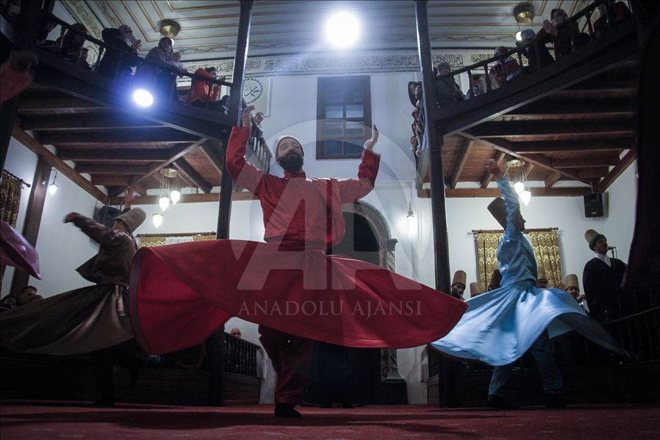 Танец вращающихся суфийских дервишей в Бурсе
