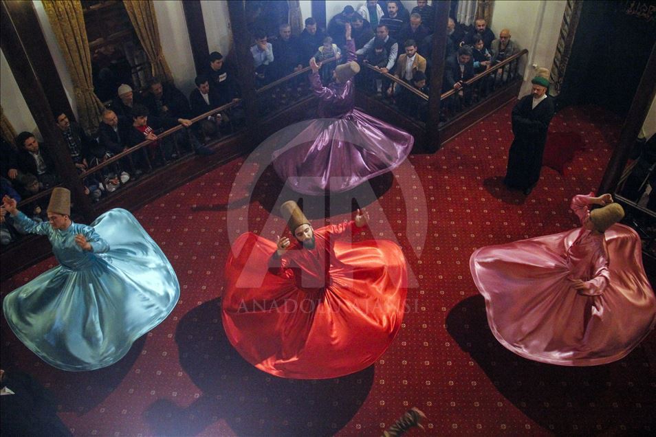 Танец вращающихся суфийских дервишей в Бурсе