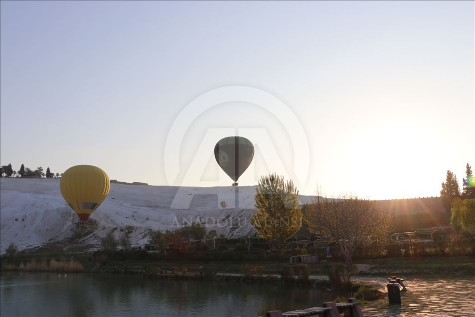 В Памуккале растет интерес туристов к полетам на воздушном шаре
