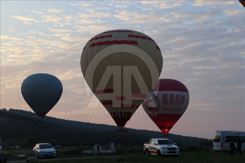 В Памуккале растет интерес туристов к полетам на воздушном шаре

