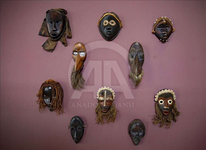 Topeng dan patung koleksi Hifzi Topuz "Africa Magic"
