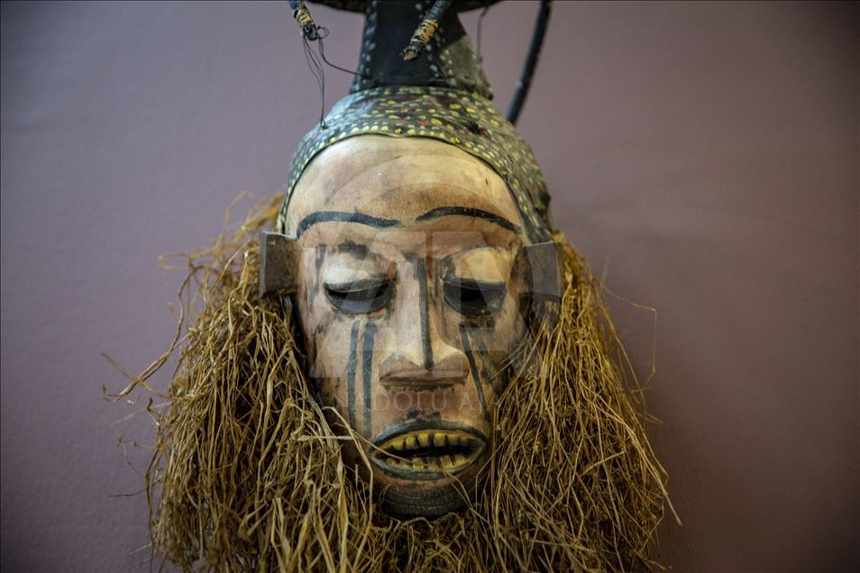 Topeng dan patung koleksi Hifzi Topuz "Africa Magic"