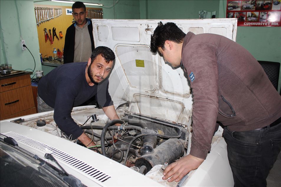 Düğünü için 1978 model otomobili limuzine dönüştürdü