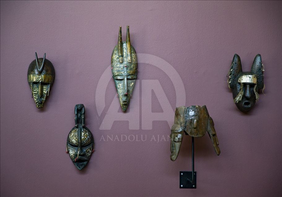 Topeng dan patung koleksi Hifzi Topuz "Africa Magic"