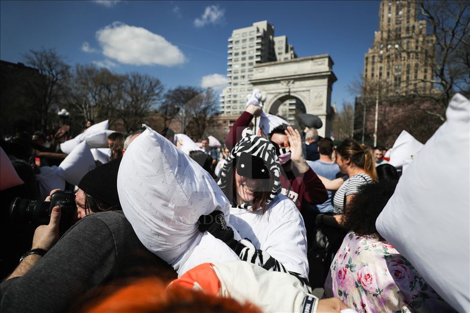 Në New York mbahet gara e "luftës me jastëkë"
