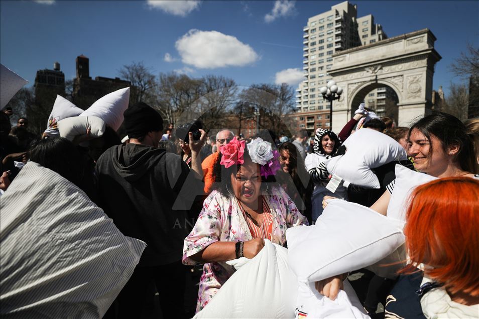 Në New York mbahet gara e "luftës me jastëkë"
