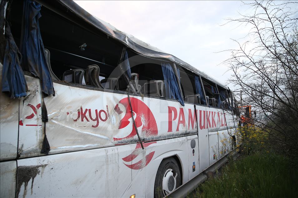 Sakarya'da yolcu otobüsü devrildi
