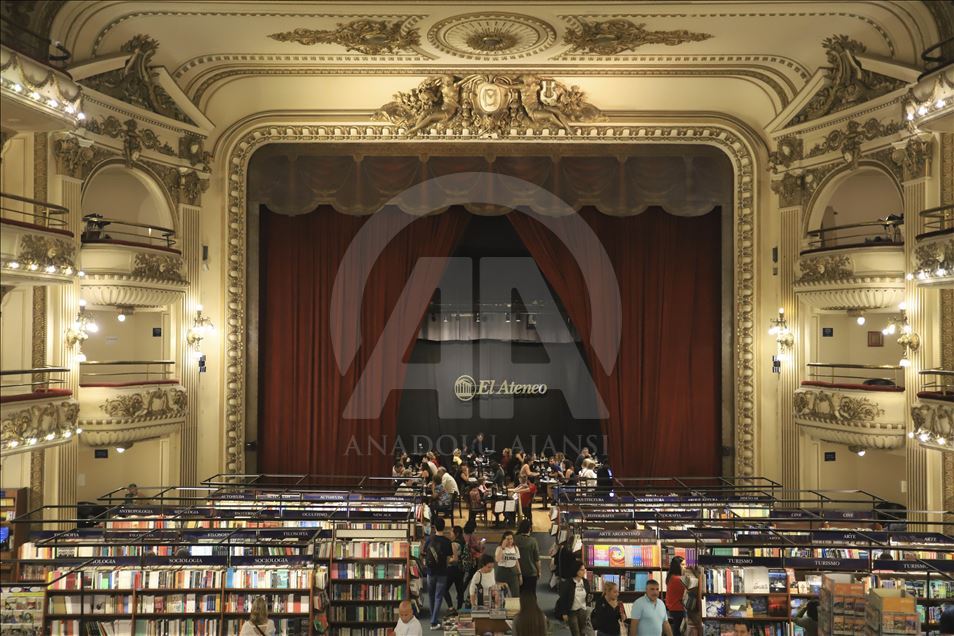 Книжный дом «Эль Атенео Гранд Сплендид» в столице Аргентины Буэнос-Айресе ежегодно посещает более миллиона человек.