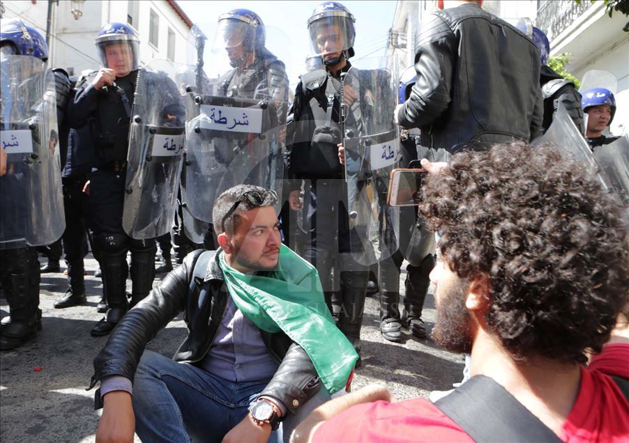 Argelinos protestan contra presidente interino
