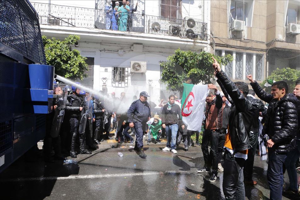Argelinos protestan contra presidente interino