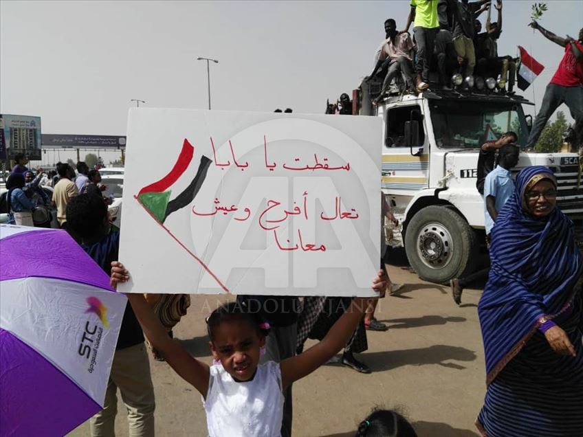 Des centaines de milliers de soudanais continuent d'affluer vers les sièges du commandement de l'Armée à Khartoum et dans les régions