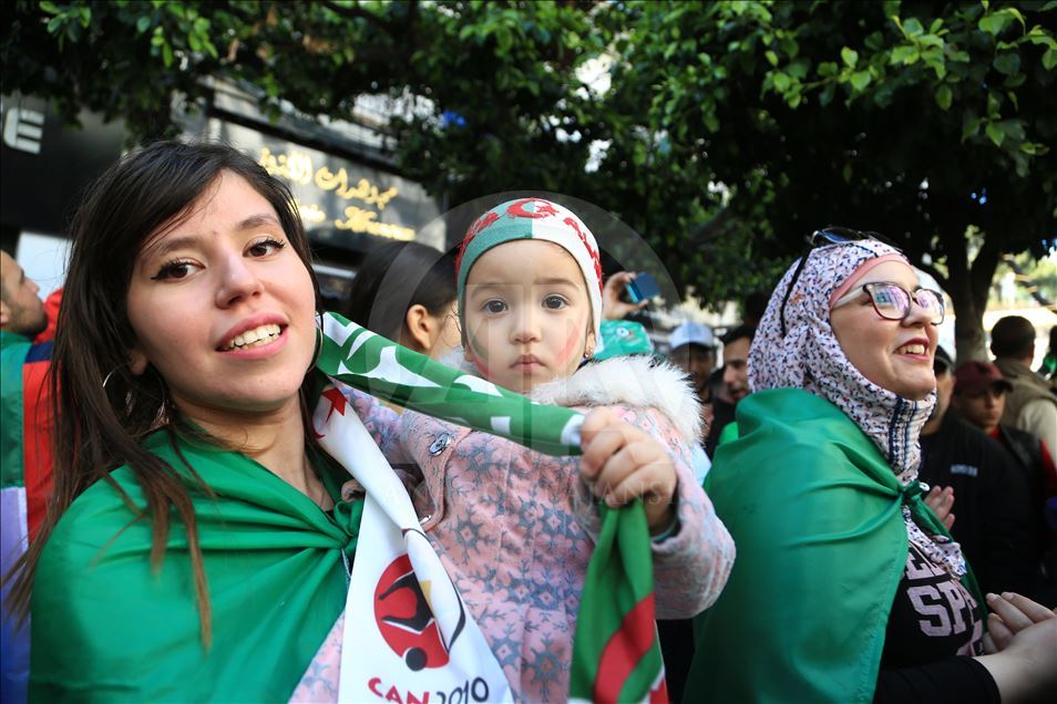 Cezayirliler geçiş dönemi liderlerine karşı sokakta