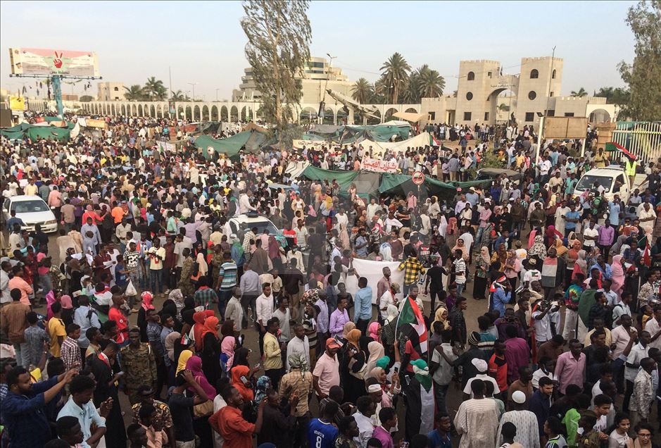السودان.. توافد الآلاف على الاعتصام أمام مقر قيادة الجيش
