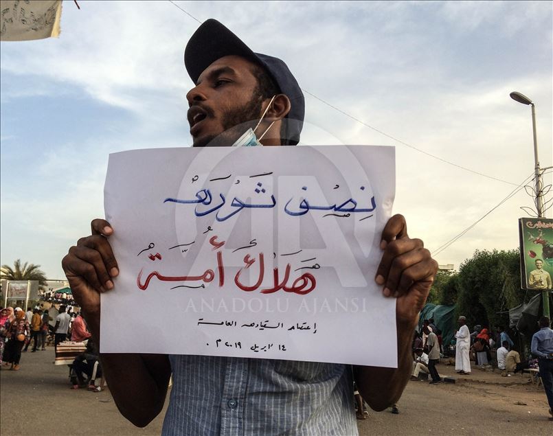 السودان.. توافد الآلاف على الاعتصام أمام مقر قيادة الجيش
