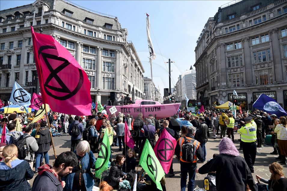 Mijëra aktivistë për mbrojtjen e mjedisit bllokuan rrugët e Londrës