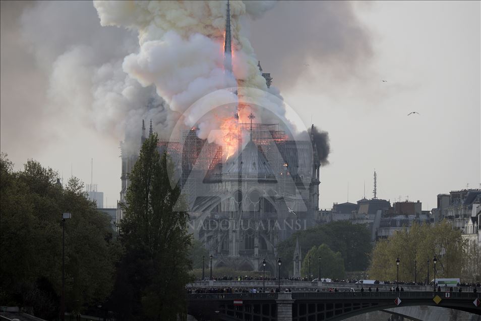 Paris'te Notre Dame Katedrali'nde yangın çıktı