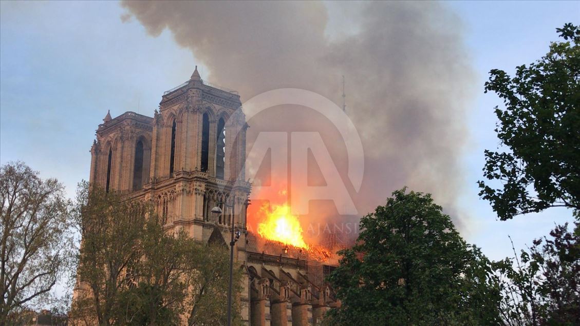 Incendio en la emblemática catedral de Notre Dame