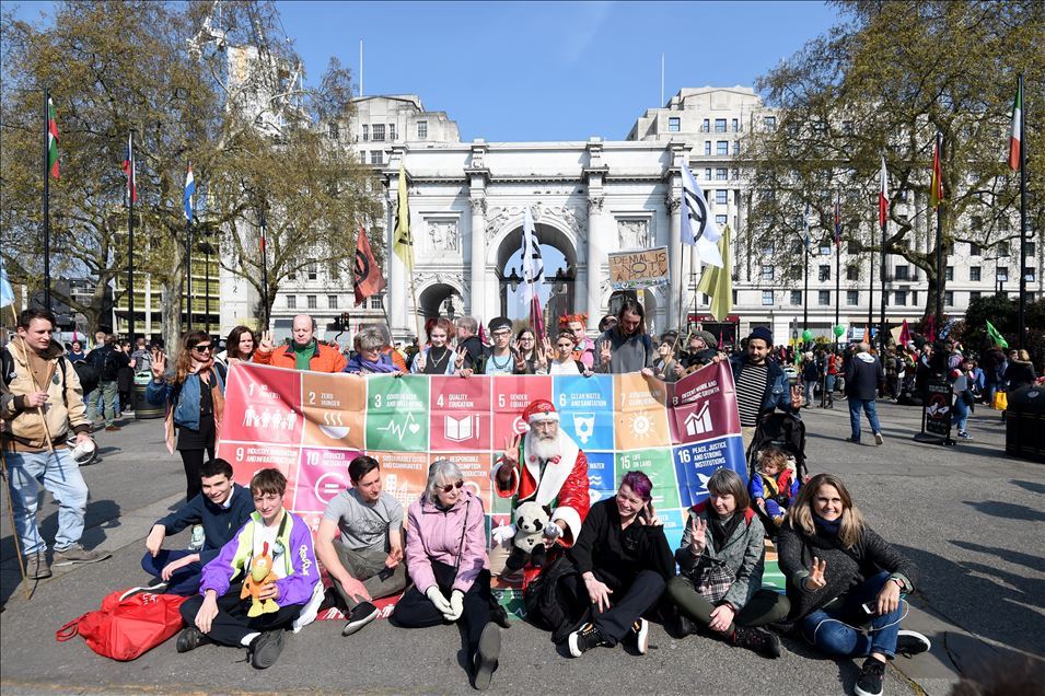 Mijëra aktivistë për mbrojtjen e mjedisit bllokuan rrugët e Londrës