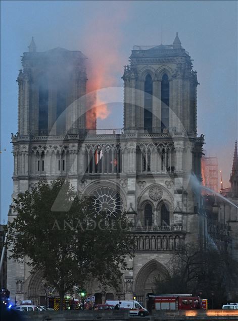 Zjarrfikësit shuajnë zjarrin në katedralen Notre Dame