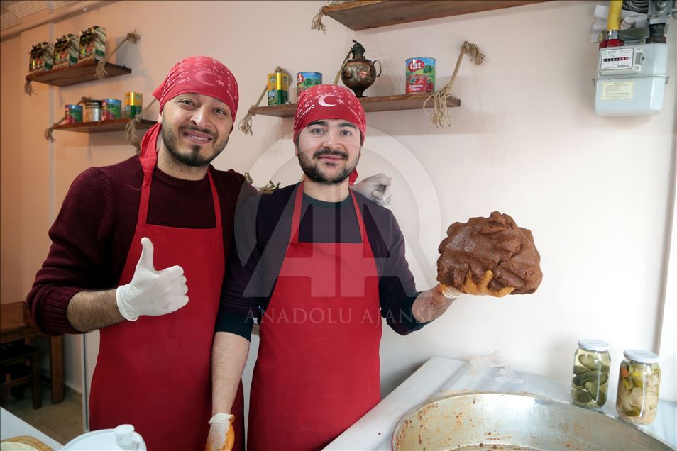 "Suşi"li ve "gelin bohça"lı çiğ köfte menüsü
