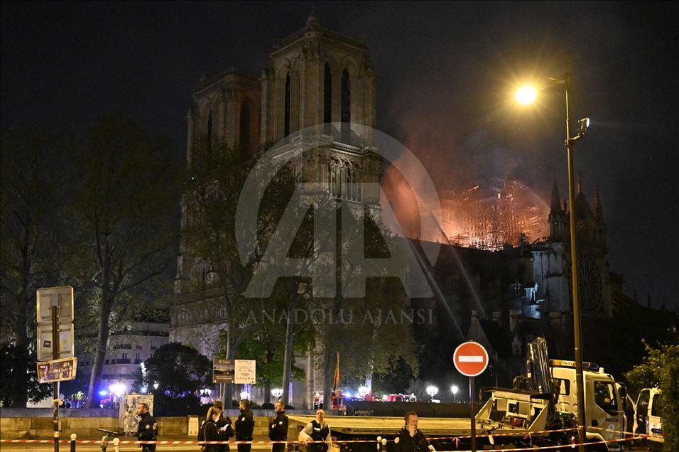Požar u pariškoj katedrali Notre Dame