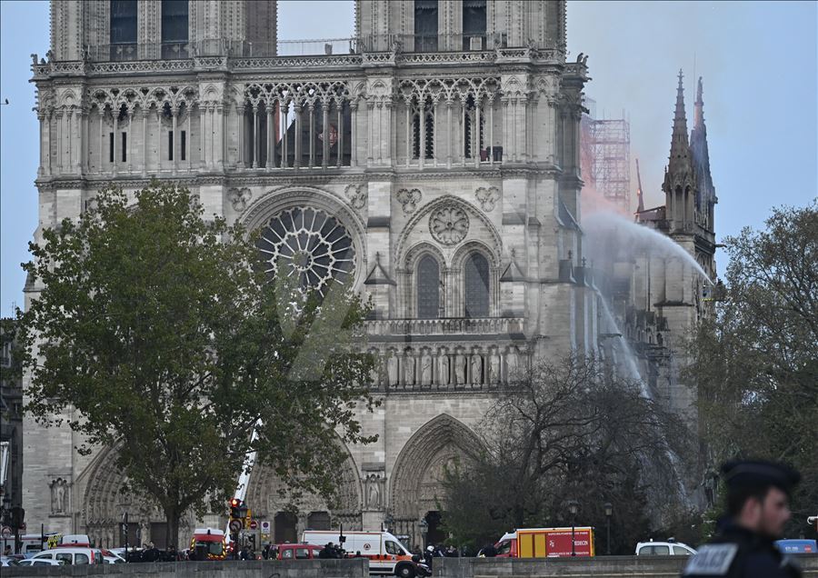 Zjarrfikësit shuajnë zjarrin në katedralen Notre Dame