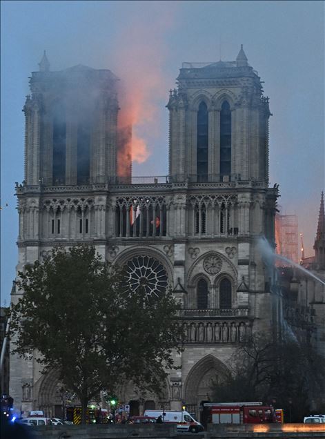فرق الإطفاء تنجح في إخماد حريق الكاتدرائية بباريس