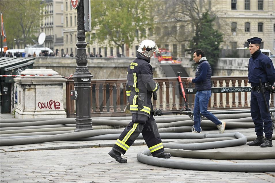 Notre Dame Katedrali'ndeki yangın