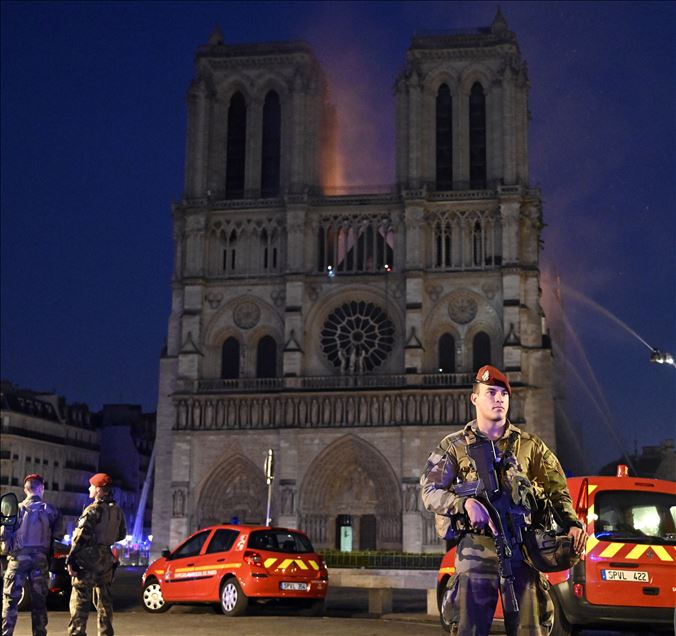 فرق الإطفاء تنجح في إخماد حريق الكاتدرائية بباريس