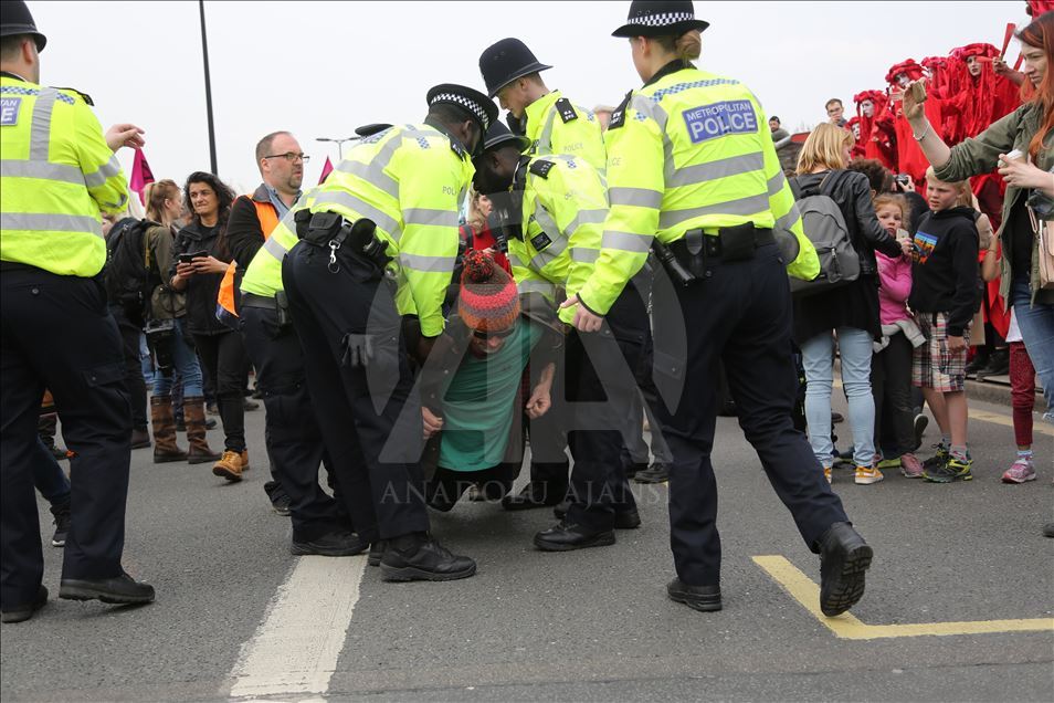 Extinction Rebellion protests continue with new arrests in London