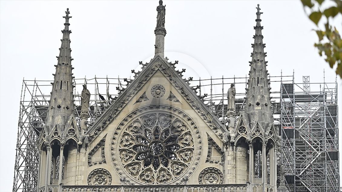 Notre Dame Katedrali yangından büyük zarar gördü