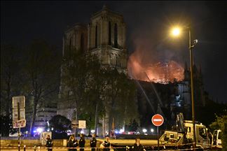 Požar u pariškoj katedrali Notre Dame