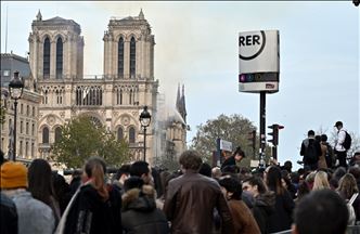 Zjarrfikësit shuajnë zjarrin në katedralen Notre Dame