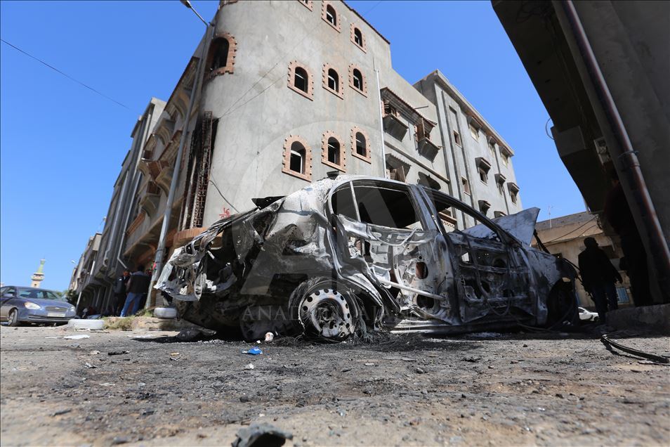 AA xhiron dëmet e sulmit në Tripoli
