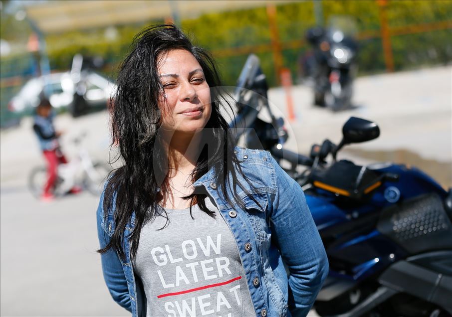 Motosiklet tutkunları kimsesiz çocuklar için sahnede