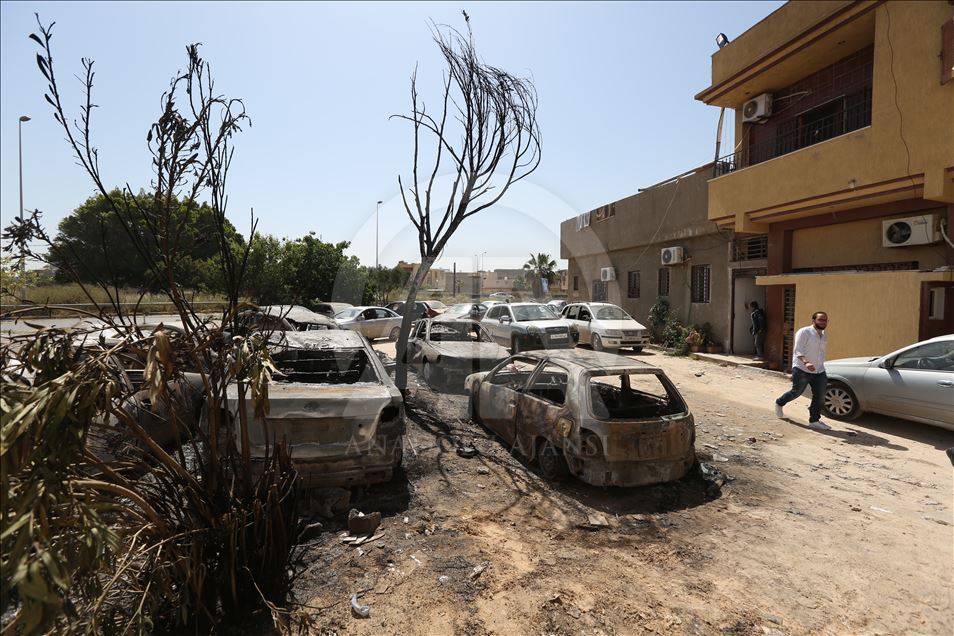 AA xhiron dëmet e sulmit në Tripoli
